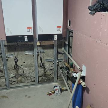 Sala técnica con dos calderas de pared y filtro